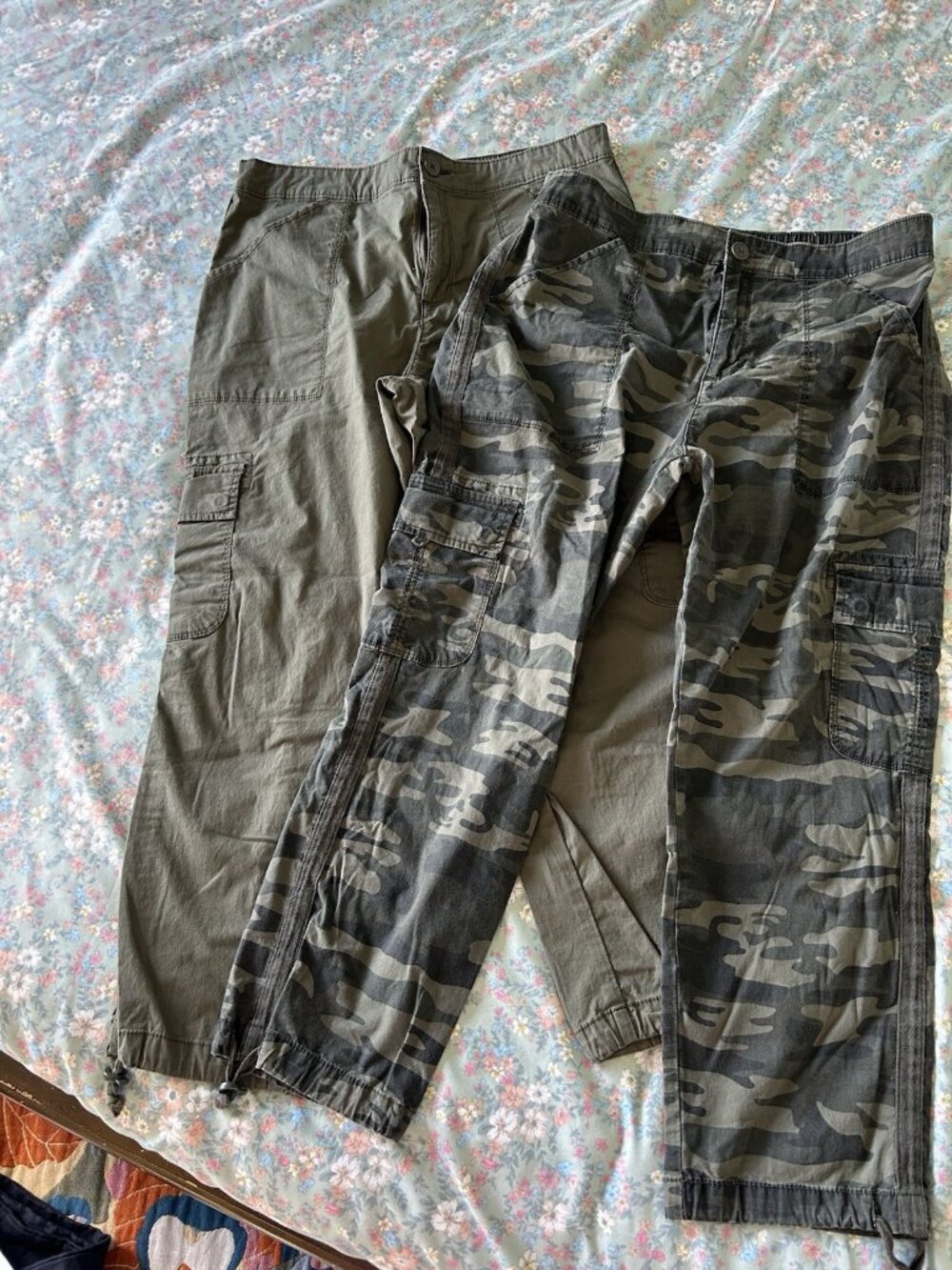 Women’s Lot Of 2 Pair Of Social Standard by Sanctuary Pants Large Camo & Green